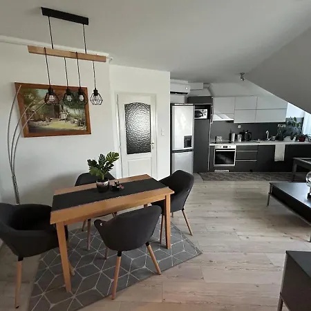 Golden On The 3rd Floor Apartman *